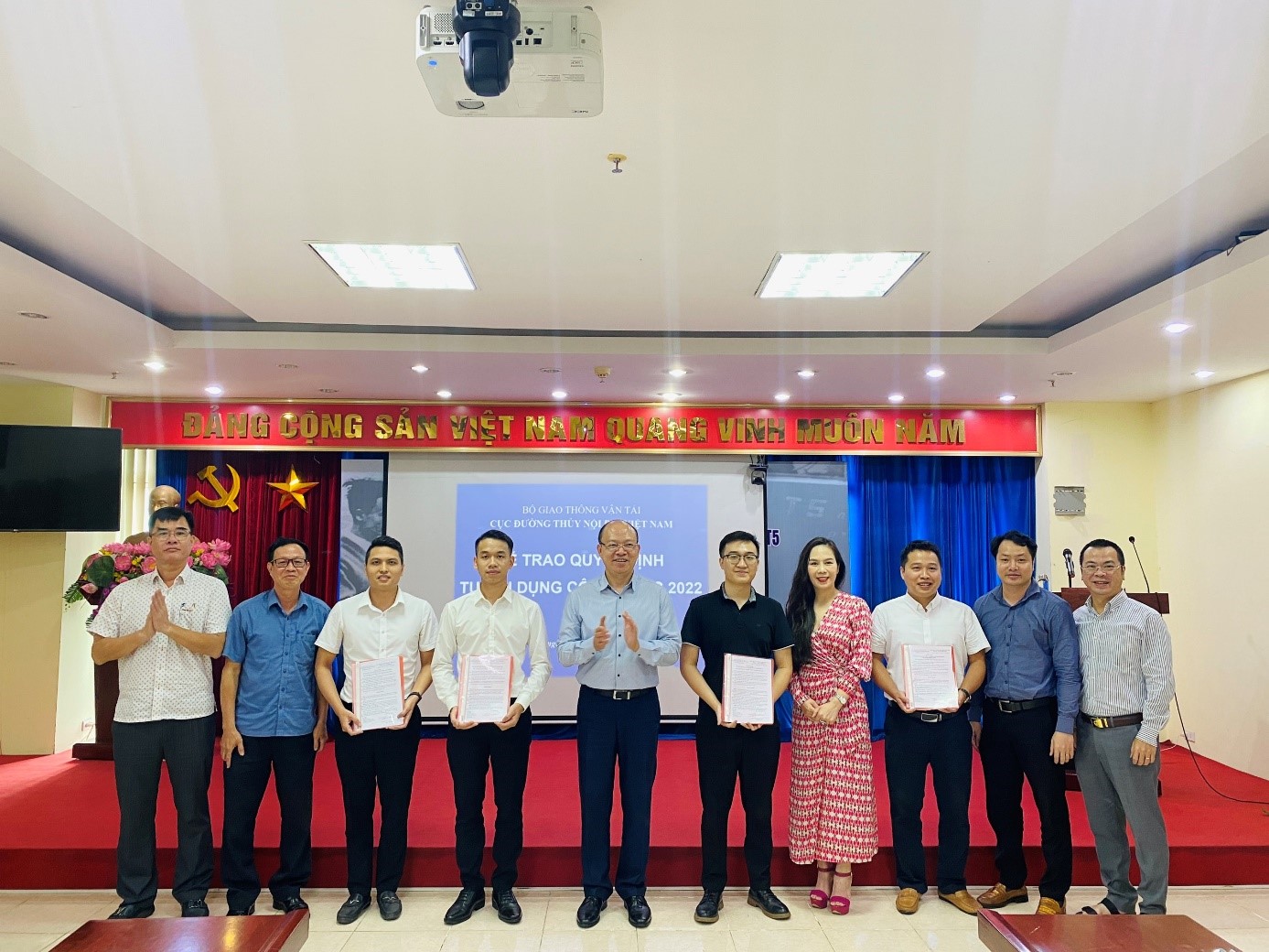 Cục Đường thủy nội địa Việt Nam trao các Quyết định công chức năm 2022