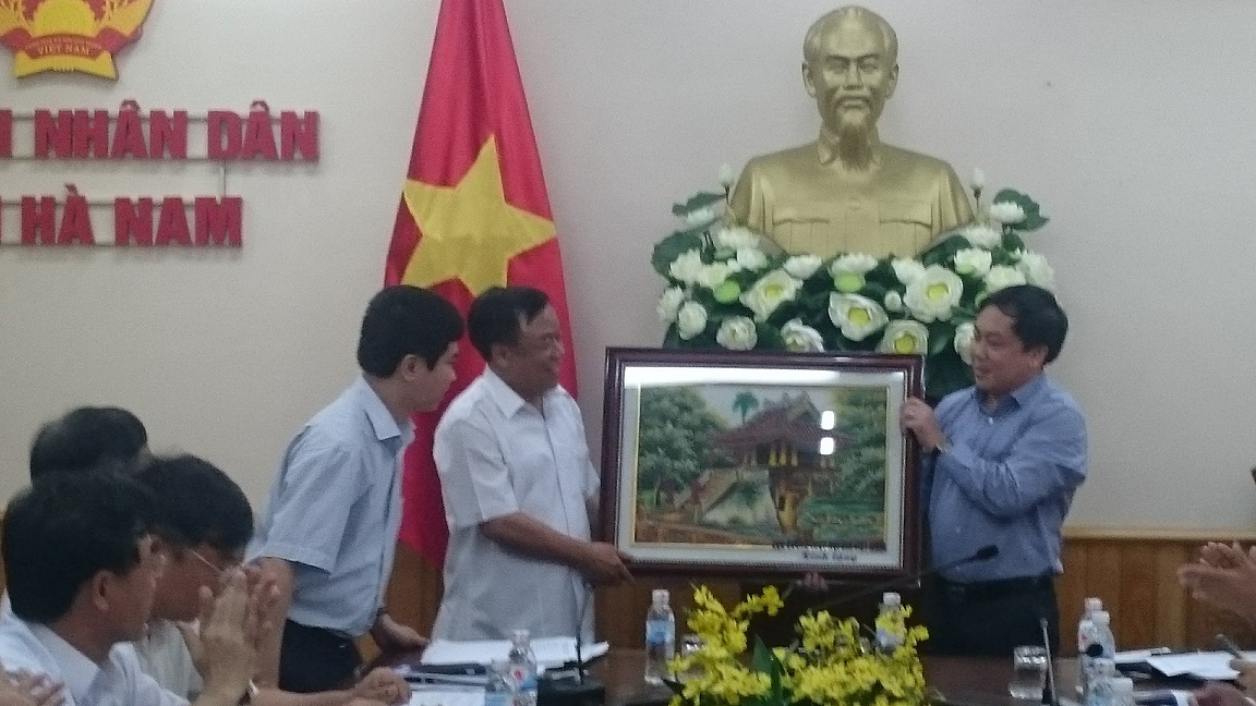 Cục trưởng Hoàng Hồng Giang trao bức tranh lưu niệm cho Phó chủ tịch Nguyễn Minh Hiến