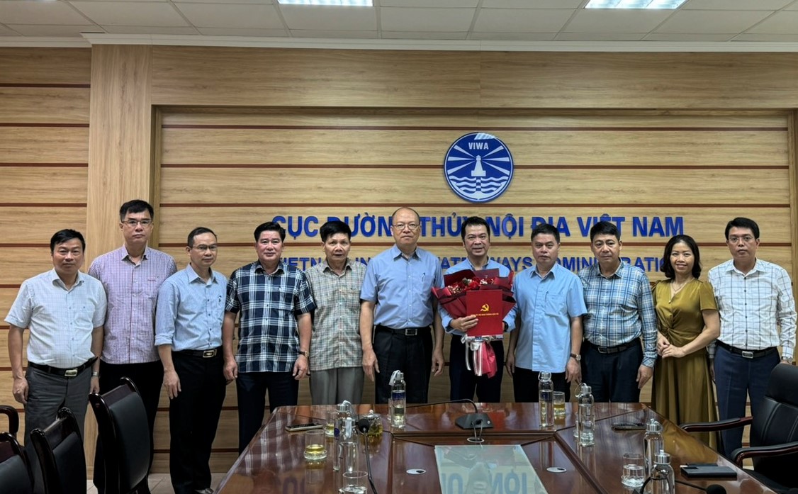 Công bố và trao Quyết định bổ sung Ủy viên Ban Thường vụ Đảng ủy Cục Đường thủy nội địa Việt Nam