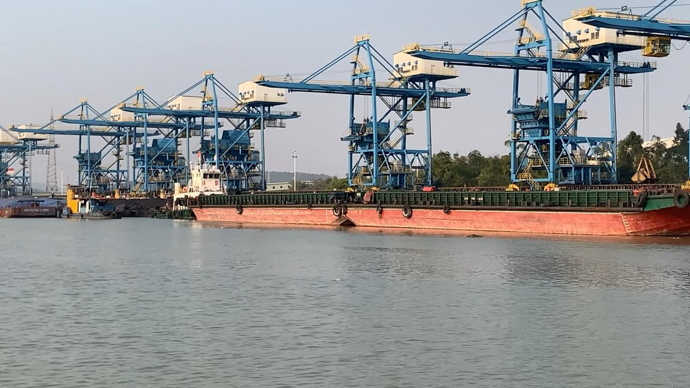 Khảo sát tuyến luồng, kiểm tra công tác điều tiết bảo đảm giao thông trên tuyến đường thủy sông Kinh Thầy, sông Kinh Môn và làm việc với đơn vị bảo trì đường thủy nội địa tại Hải Dương